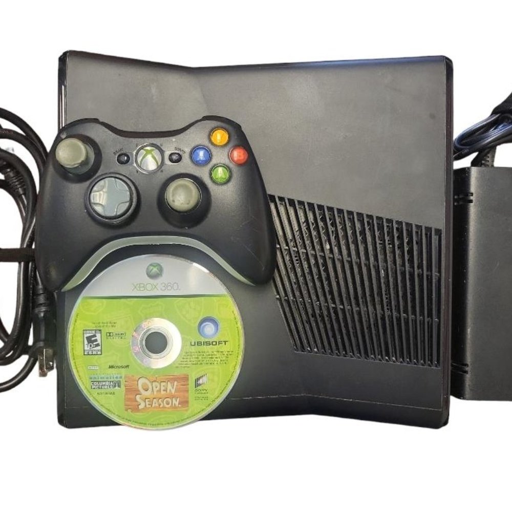 XBOX 360 S Console Model 1439 w/ Open Season Game